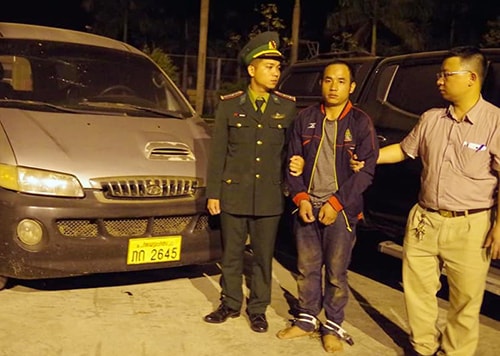 Bắt đối tượng vận chuyển gần 300 kg ma túy đá qua biên giới