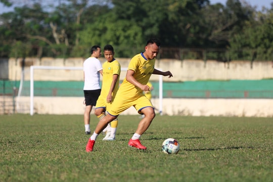 Trọng Hoàng ngồi ghế khán giả hết lượt đi; Sir Alex trở lại băng ghế chỉ đạo