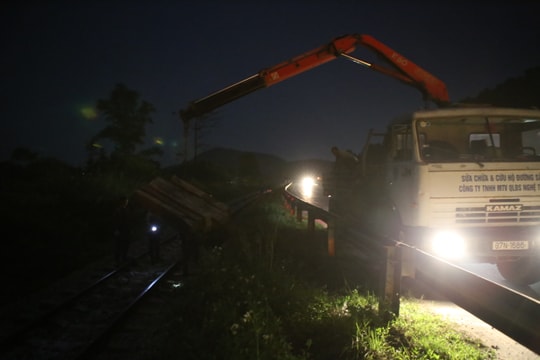 Tàu chở hàng trật bánh, đường sắt Bắc- Nam tê liệt nhiều giờ