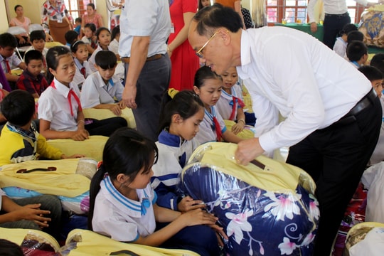 Tặng quà của Quỹ “Vì người nghèo” Trung ương cho học sinh nghèo miền núi Nghệ An