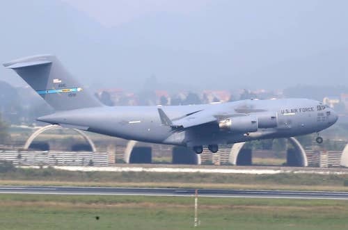 Boeing C-17 chở trực thăng của Tổng thống Mỹ đáp xuống Nội Bài