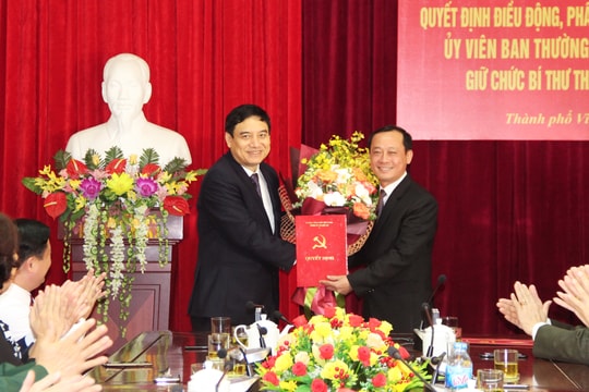 Công bố, trao quyết định Bí thư Thành ủy Vinh