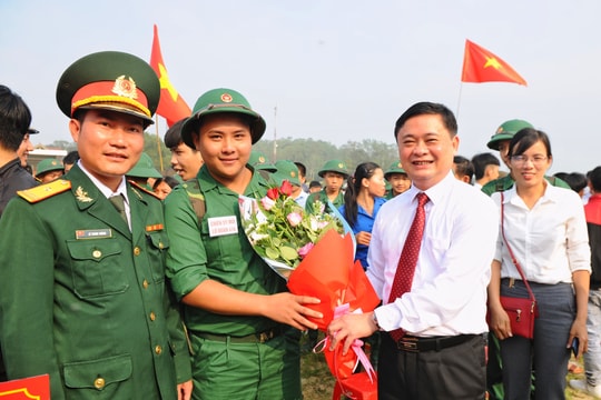 Chủ tịch UBND tỉnh tặng hoa động viên tân binh lên đường nhập ngũ