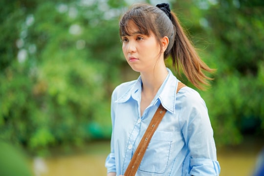 Ngọc Trinh trẻ hơn tuổi nhờ phong cách gái quê