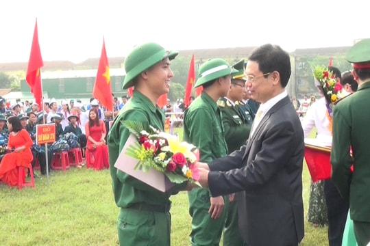 Phó Bí thư Thường trực Tỉnh ủy Nguyễn Xuân Sơn dự Lễ giao, nhận quân tại Nghi Lộc