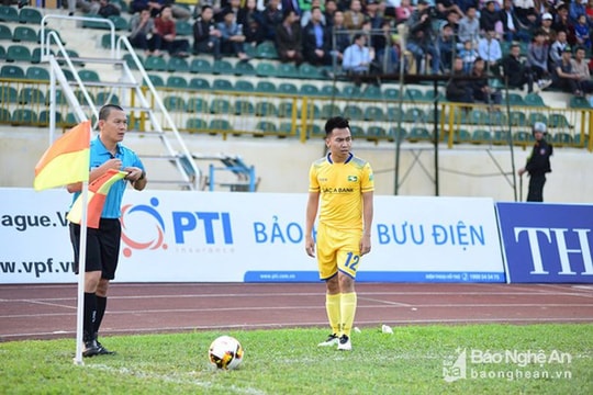 Cuộc cạnh tranh quyết liệt giữa các tiền vệ trung tâm của SLNA