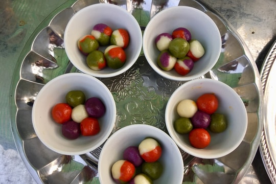 Độc đáo những món bánh ngũ sắc ở hội đền Quả Sơn