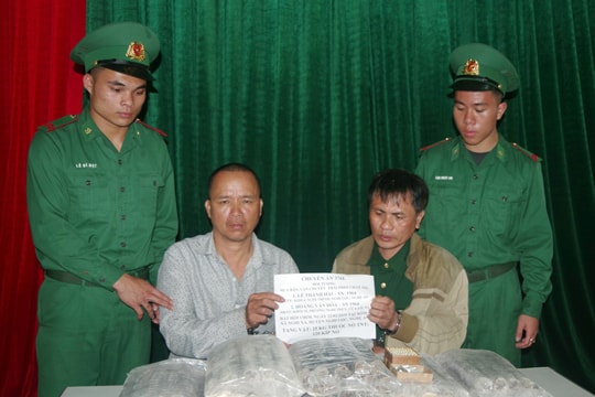 Bắt giữ 2 đối tượng mang 25kg thuốc nổ đi bán   