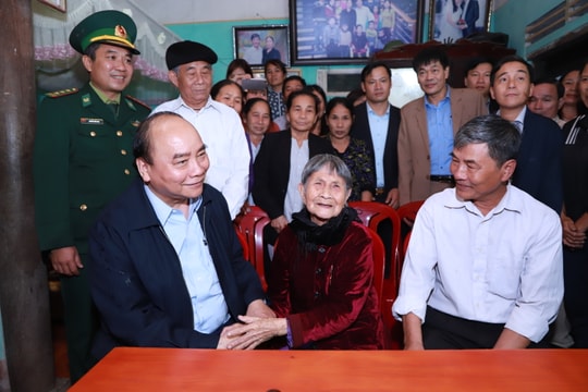 Thủ tướng Chính phủ Nguyễn Xuân Phúc thăm Mẹ Việt Nam Anh hùng tại Diễn Châu