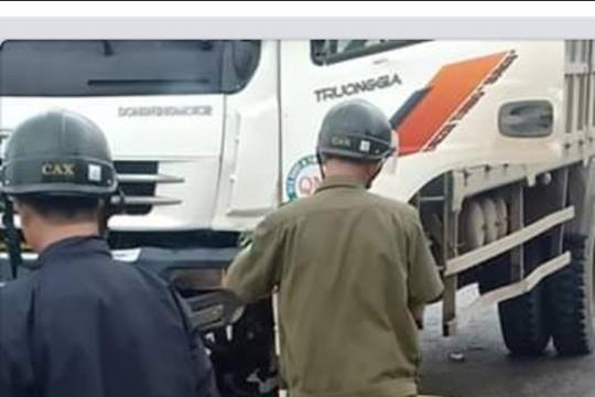 Xe máy va chạm xe tải, 1 người tử vong, 1 người bị thương nặng