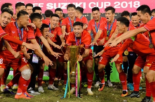 Khoảnh khắc vinh quang của 'thế hệ vàng' bóng đá Việt lên sách ảnh