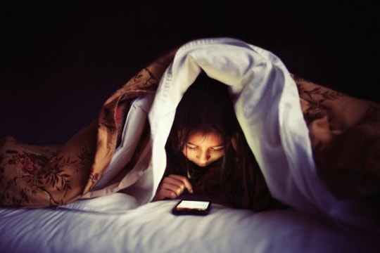 Cách ngăn chặn tác hại của ánh sáng xanh khi sử dụng điện thoại ban đêm