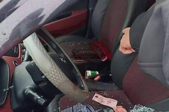 Chặn ô tô, đập kính xe, dùng dao sát hại người tình rồi tự tử