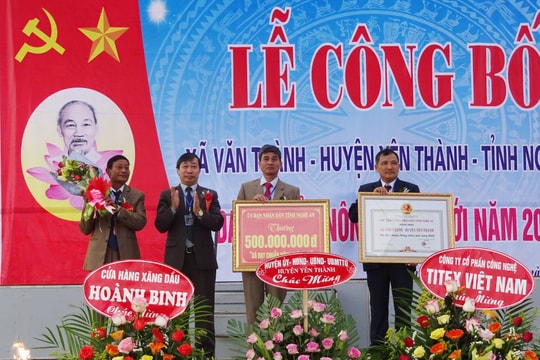 Văn Thành đón nhận Bằng công nhận xã đạt chuẩn NTM