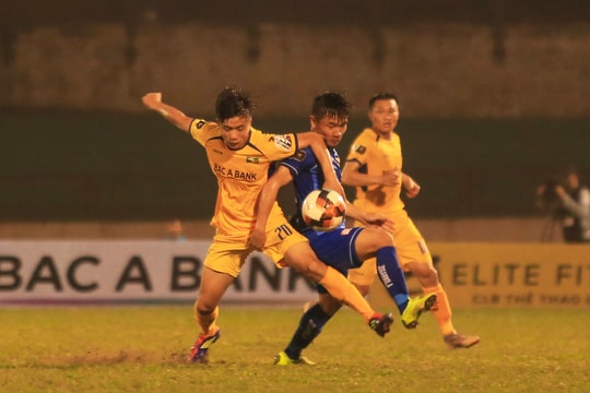 Văn Đức “mất” bàn thắng trong trận ra quân; Courtois nhận giải thủ môn hay nhất thế giới