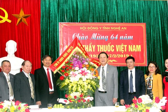 Phó Chủ tịch UBND tỉnh Lê Minh Thông chúc mừng các đơn vị y tế nhân ngày 27/2