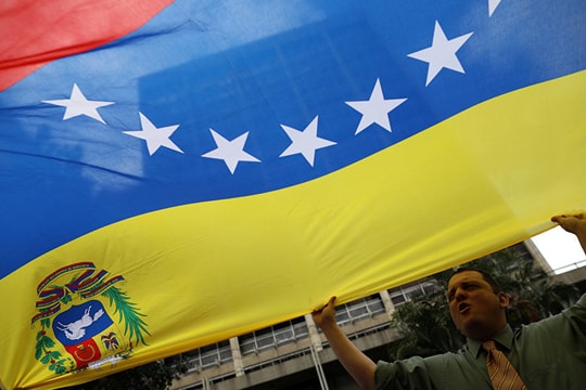 Các nhân viên lãnh sự quán Colombia đi bộ rời Venezuela