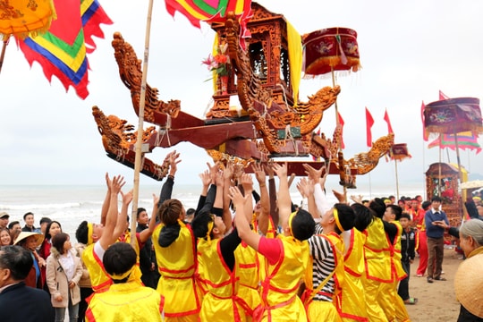 Độc đáo tục chạy ói, tung kiệu trong Lễ hội đền Cờn