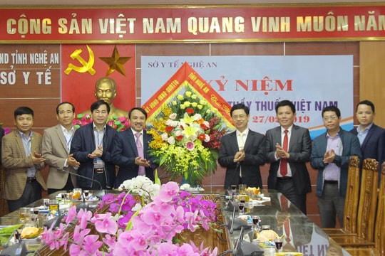 Đồng chí Nguyễn Xuân Sơn chúc mừng các đơn vị y tế nhân ngày Thầy thuốc Việt Nam