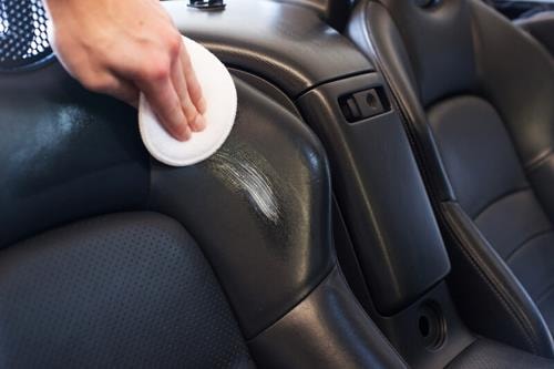 Đánh bay vết bẩn trên 6 bộ phận xe ô tô bằng kem đánh răng cực hiệu quả