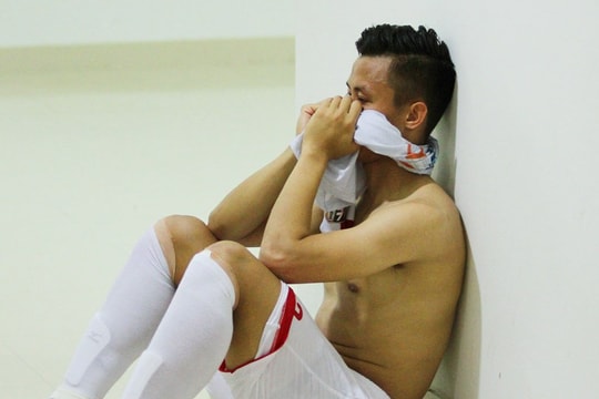 Quế Ngọc Hải bật khóc; Đồng nghiệp HLV Park Hang-seo “khởi nghiệp” đầy may mắn