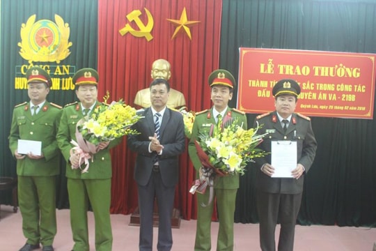 Khen thưởng phá 2 chuyên án đánh bạc và mua bán, tàng trữ trái phép chất ma túy  ​