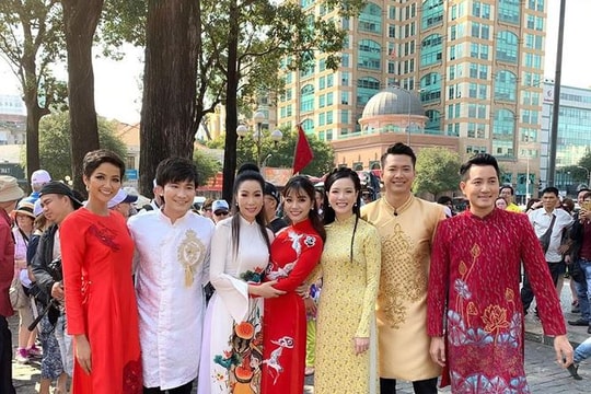 Trịnh Kim Chi, H'Hen Niê rạng rỡ áo dài trên đường phố