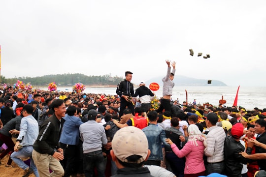 Hỗn loạn màn “cướp lộc” trong Lễ hội đền Cờn