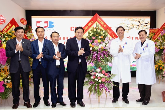 Bí thư Tỉnh ủy Nguyễn Đắc Vinh chúc mừng Ngày Thầy thuốc Việt Nam