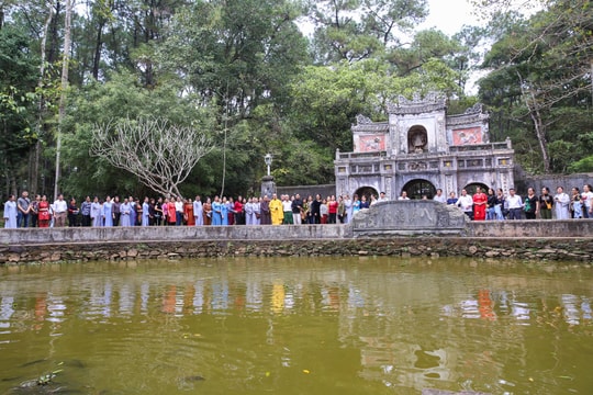 Phật tử chùa Đức Hậu đảnh lễ sư thầy Thích Nhất Hạnh tại chùa Từ Hiếu