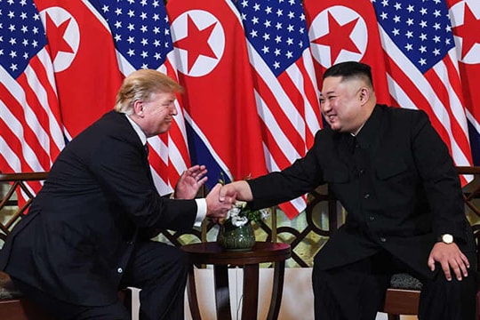 Cú bắt tay đầu tiên của Trump và Kim tại Hà Nội