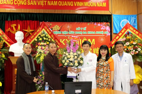 Chùa Viên Quang chúc mừng ngày Thầy thuốc Việt Nam và trao quà giúp đỡ bệnh nhân nghèo