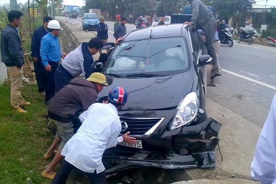 Bất ngờ lao xuống mương, xế hộp nát đầu