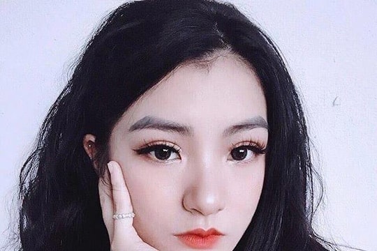 Cô gái xinh đẹp tặng hoa ông Kim Jong-un ở Lạng Sơn là ai?