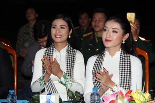 Hoa hậu Ngọc Hân, Á hậu Huyền My giao lưu với bộ đội Nghệ An