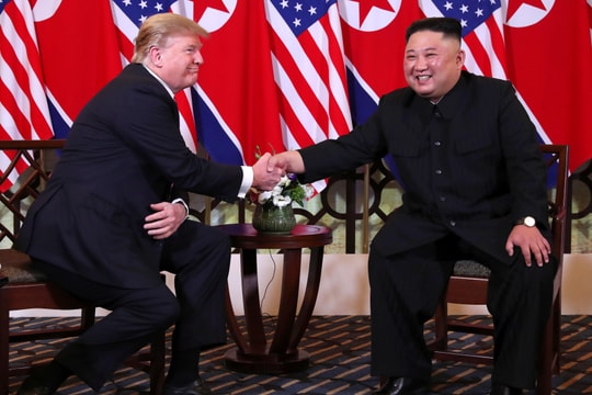 Hai ông Trump, Kim đi bộ, trò chuyện ở vườn trong khách sạn