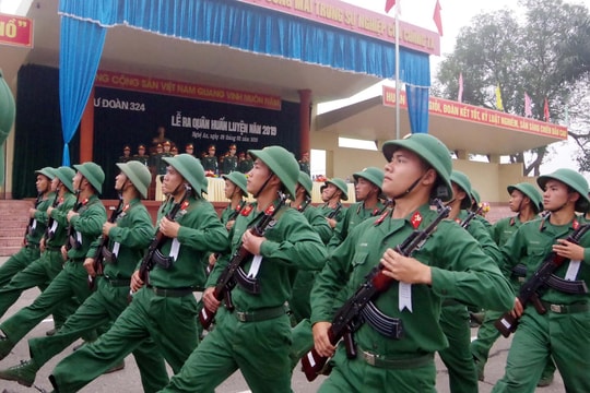 Chiến sỹ Sư đoàn 324 biểu diễn kỹ thuật nhảy qua vòng lửa trong lễ ra quân huấn luyện