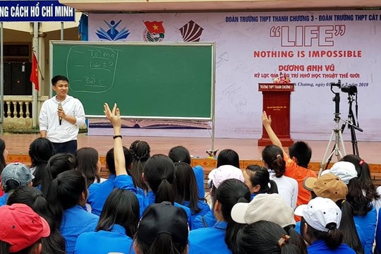 Kỷ lục gia trí nhớ Dương Anh Vũ truyền cảm hứng cho học sinh Thanh Chương