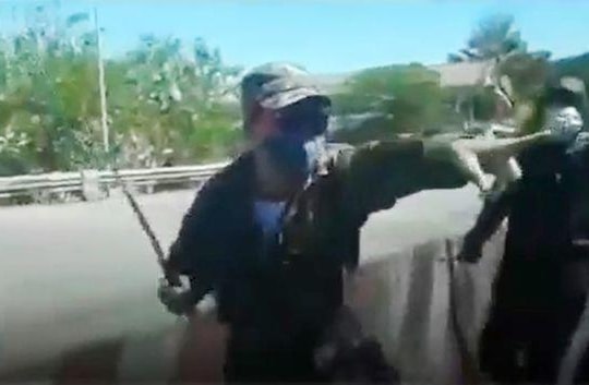 Khởi tố nhóm người bịt mặt đập phá xe ô tô, xịt hơi cay tại trạm thu phí 