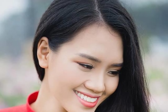 Tiết lộ về nữ sinh tặng hoa Tổng thống Trump khi ông rời Việt Nam