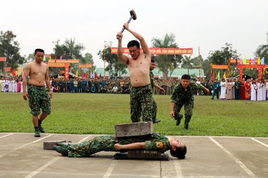 Màn biểu diễn khí công “thót tim” của nữ trinh sát biên phòng xinh đẹp