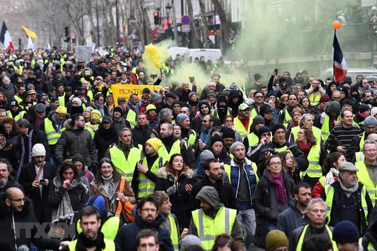 Mỹ hoãn tăng thuế hàng hóa Trung Quốc; “Áo vàng” Pháp biểu tình tuần thứ 16 liên tiếp