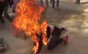 Người đàn ông 40 tuổi tưới xăng lên người vì thất tình