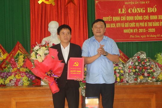 Trao quyết định 2 Phó Bí thư Đảng ủy xã tại huyện Tân Kỳ