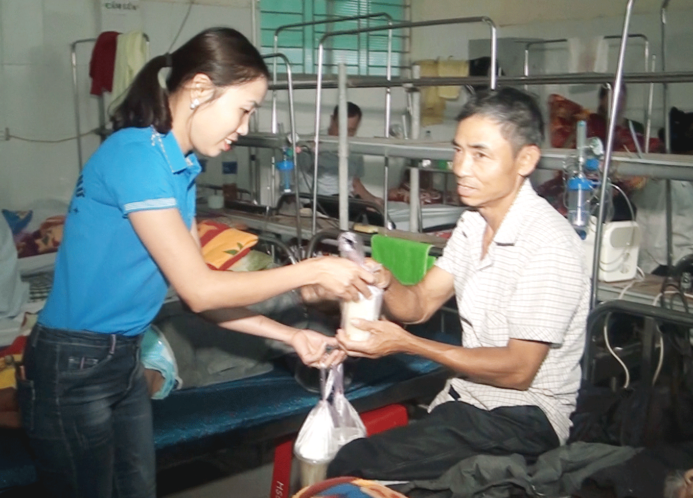 Trao học bổng cho học sinh nghèo Tân Kỳ và bát cháo tình thương ở Nghi Lộc