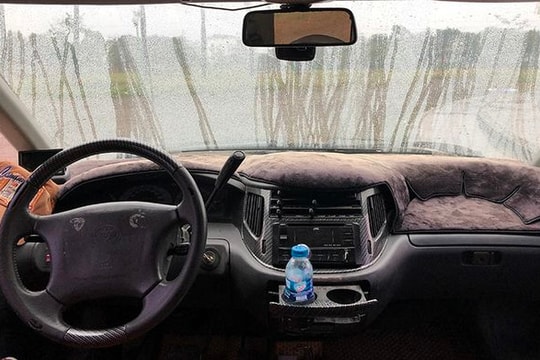 Xử lý thế nào khi kính lái bị bám hơi nước?