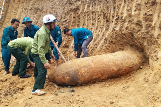 Nghệ An: Phát hiện quả bom "khủng" trong vườn nhà dân