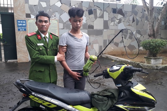 Trên đường về thăm nhà, cảnh sát hình sự Nghệ An truy bắt được thanh niên trộm chó 