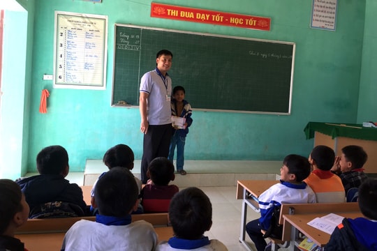 Nghệ An: Cậu bé người Khơ Mú nhặt được vàng trả lại người đánh mất