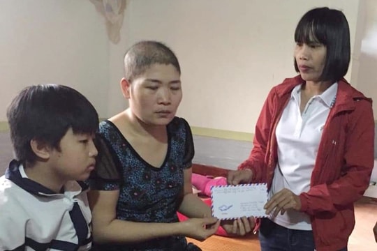 Trao hỗ trợ cho học sinh khó khăn ở TX.Thái Hòa và Tân Kỳ